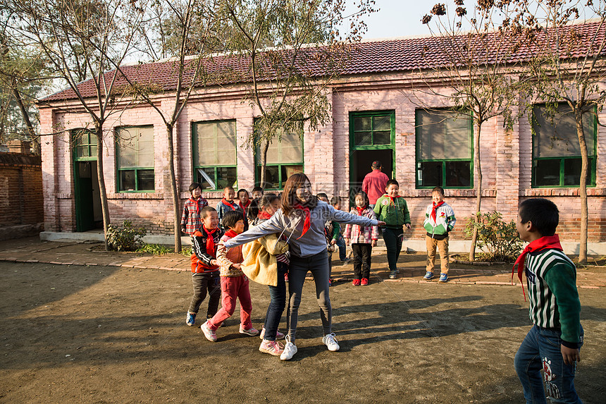 白昼摄影希望小学乡村教师和小学生在学校里做游戏图片