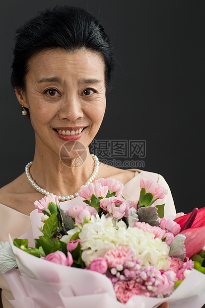 财富项链手拿鲜花的优雅女士图片