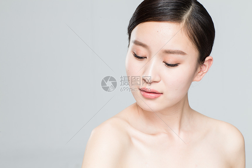 信心亚洲人自我完善青年女人妆面肖像图片