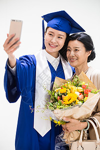 大学毕业幸福母女用手机自拍图片