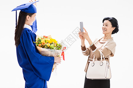幸福快乐的毕业生母女用手机拍照图片