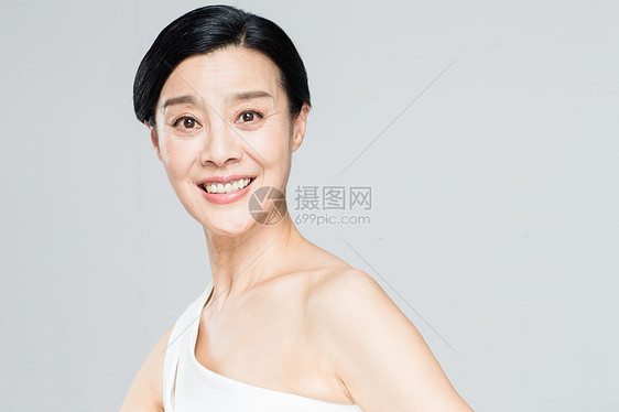 纯净健康的亚洲中老年女人妆面肖像图片