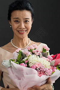 完美华贵花朵手拿鲜花的优雅女士图片
