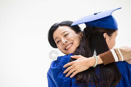 两个毕业女孩留学生母女拥抱背景