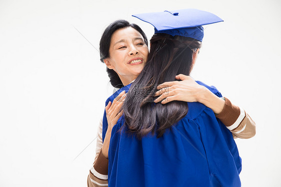 中老年女人拥抱毕业的女儿图片