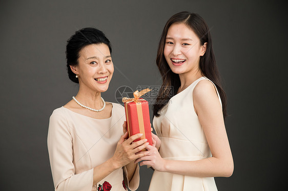 兴奋高雅骄傲女儿给妈妈送礼物图片