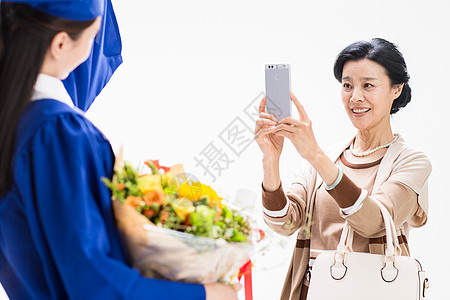 人生巅峰毕业生母女用手机拍照背景