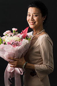 亚洲高贵财富手拿鲜花的优雅女士图片