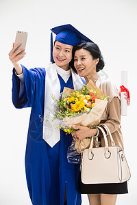 毕业生母女用手机自拍高清图片