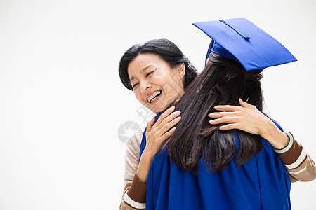中老年女人拥抱毕业的女儿图片