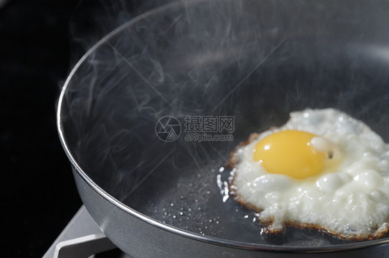 灶台煎鸡蛋图片