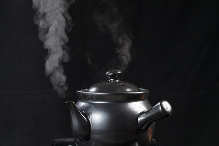 煮沸的砂锅图片