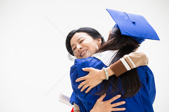 中老年女人拥抱毕业的女儿图片