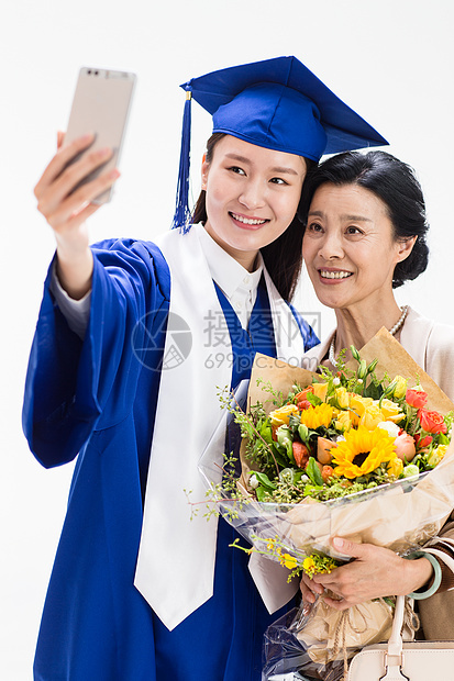 幸福毕业生母女用手机自拍图片