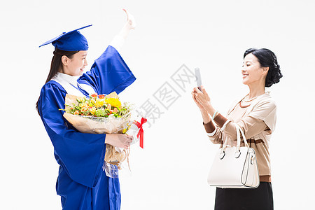 成就庆祝家庭幸福快乐的母女用手机拍照图片