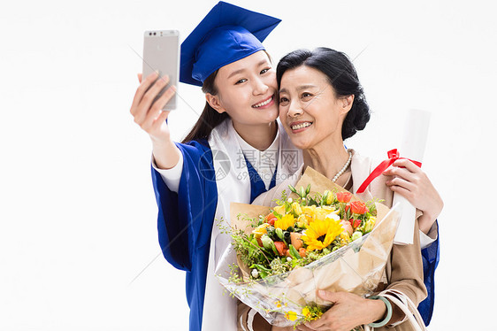 人生大事幸福毕业生母女用手机自拍图片