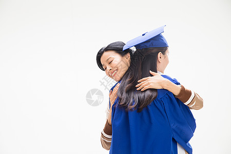 毕业快乐拥抱的母女图片