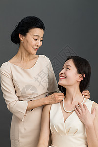 中老年人20多岁亚洲妈妈给女儿戴项链背景