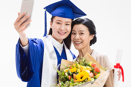 留学生照片毕业女大学生和母亲拍照背景