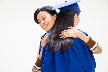 学生活动和母亲拥抱的毕业大学生背景