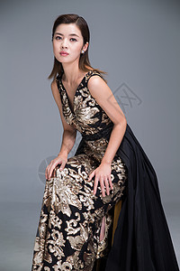 户内亚洲美女身穿晚礼服的优雅女图片