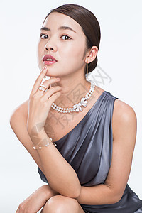 珍珠健康的骄傲漂亮的青年女人的肖像图片