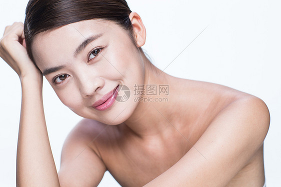 仅一个青年女人身体保养东亚青年女人妆面肖像图片