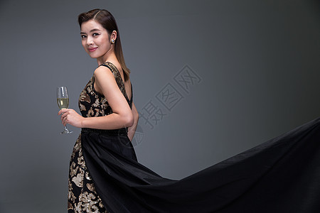 香槟感喝酒身穿晚礼服的优雅女图片