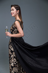 女人香槟身穿晚礼服的优雅女图片