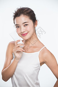 脸垂直构图摄影青年女人拿着护肤品图片