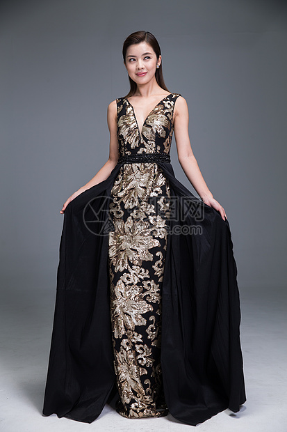 东方人全身像人身穿晚礼服的优雅女