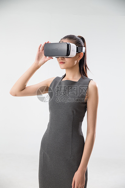 电子商务戴着VR眼镜的青年女人图片