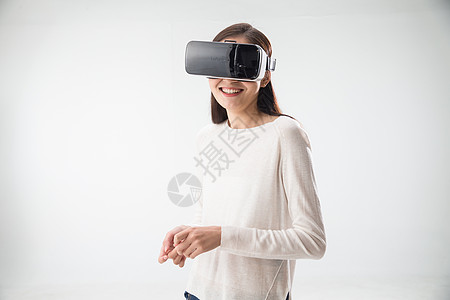 科技媒体戴着VR眼镜的青年女人背景