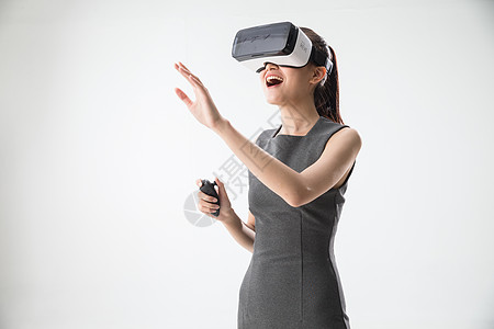 信息自动化戴着VR眼镜的青年女人背景