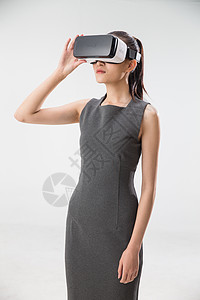 科技媒体使用vr眼镜的青年女子背景