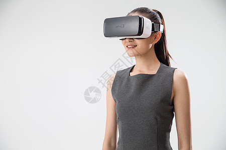 全球商务技术现代戴着VR眼镜的青年女人图片