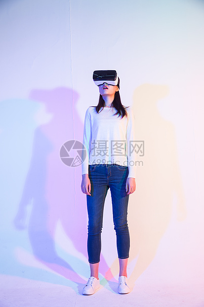 健康生活方式智能眼镜虚拟现实模拟器戴着VR眼镜的青年女人图片
