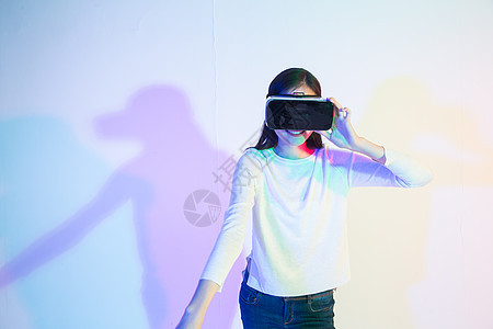 自由科技现代戴着VR眼镜的青年女人图片