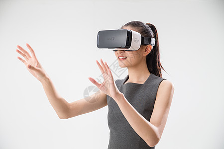网络空间创新戴着VR眼镜的青年女人图片