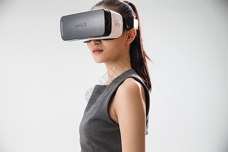 互联网戴着VR眼镜的青年女人图片