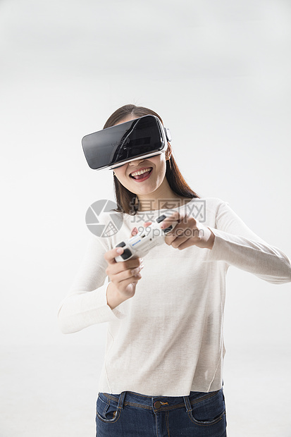 娱乐戴着VR眼镜的青年女人图片