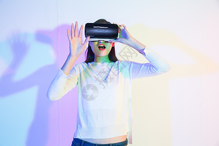 科技媒体互联网戴着VR眼镜的青年女人背景