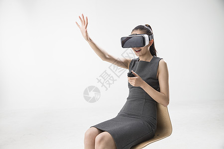 未来智能戴着VR眼镜的青年女人图片