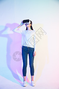 媒体网络戴着VR眼镜的青年女人背景