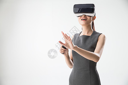 信息自动化现代3d眼镜亚洲戴着VR眼镜的青年女人背景