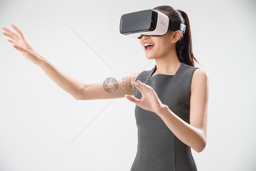 职业商务人士全球商务戴着VR眼镜的青年女人图片