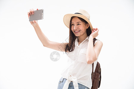 个水平构图旅游青年女孩用手机拍照图片