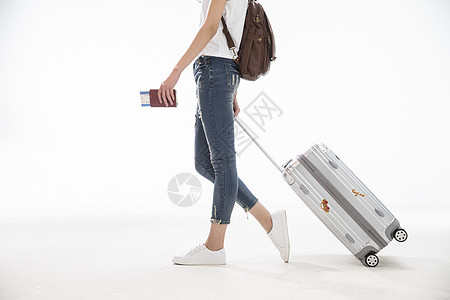 幸福旅途自信青年女人和行李箱图片