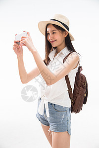 旅行者快乐青年文化青年女孩用手机拍照图片