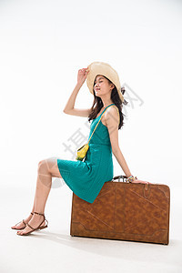 背景分离仅一个人健康的青年女人坐在行李箱上图片